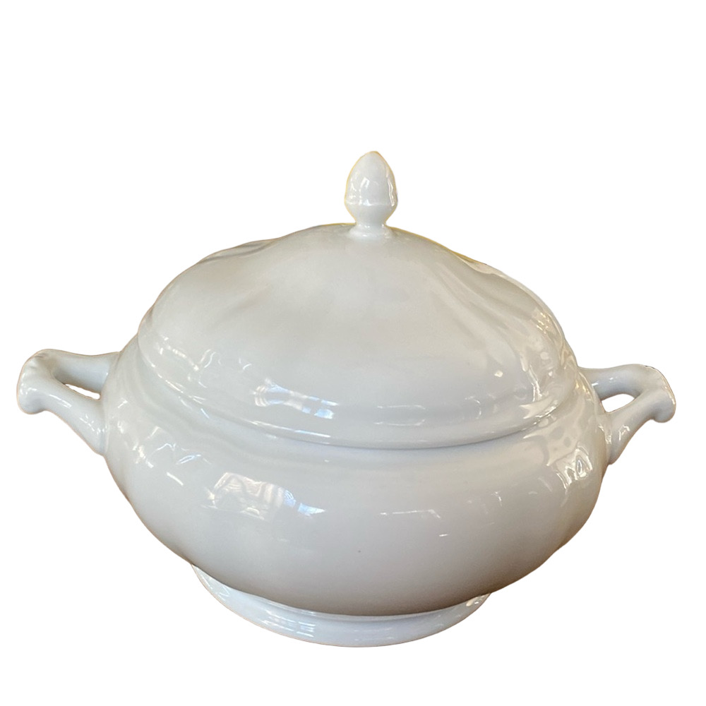 Sur la table bowl with lid